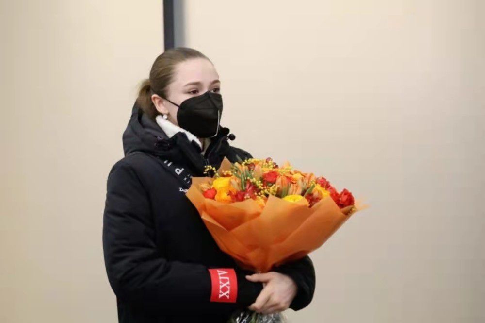 女法官高耸的双乳